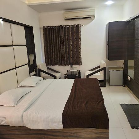 Hotel Golden Plaza Ahmedabad Esterno foto