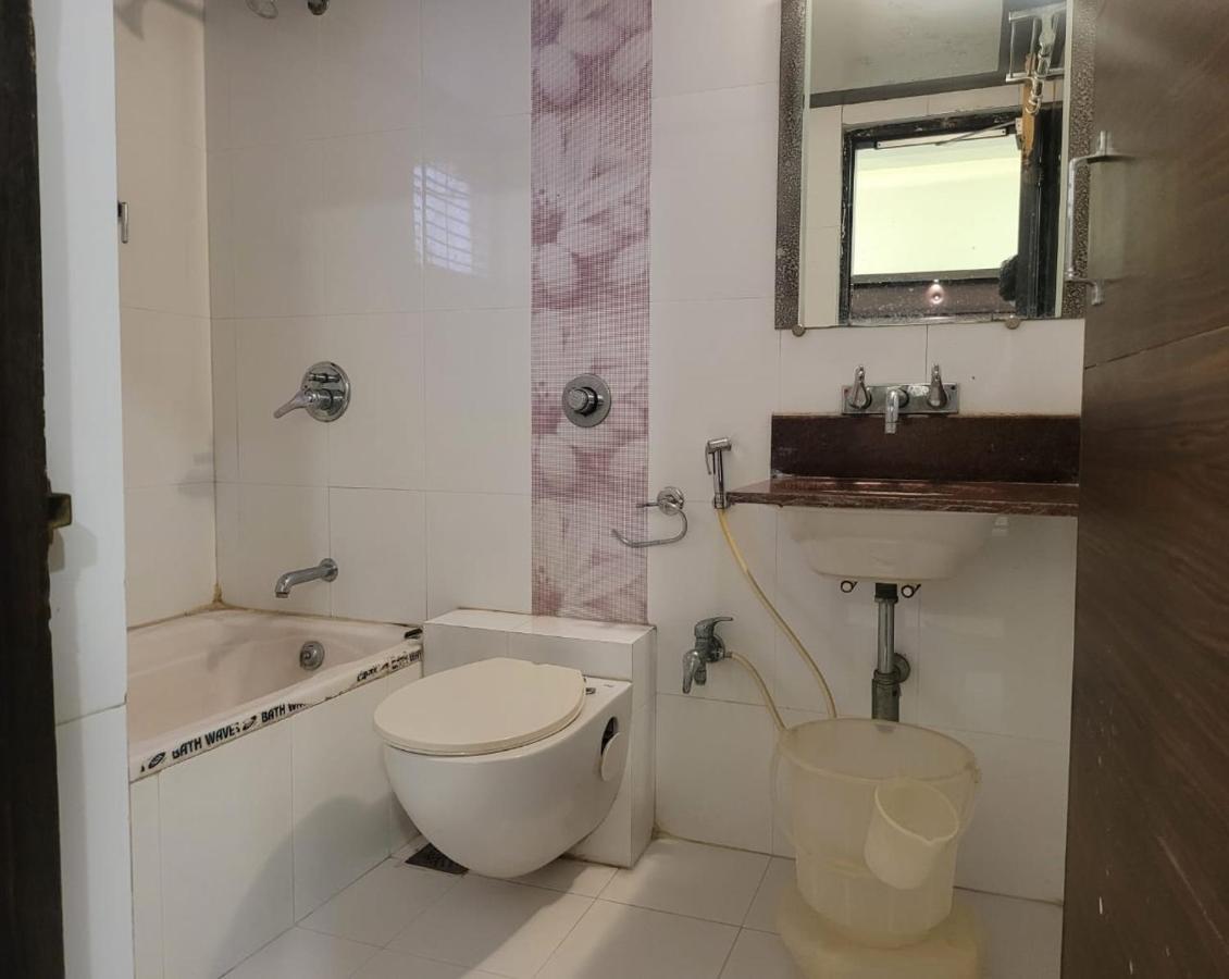 Hotel Golden Plaza Ahmedabad Esterno foto