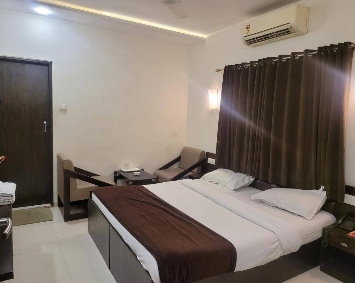 Hotel Golden Plaza Ahmedabad Esterno foto