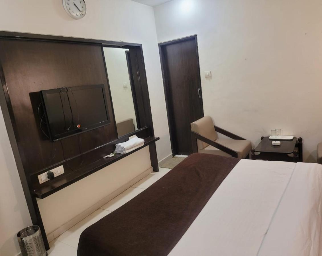 Hotel Golden Plaza Ahmedabad Esterno foto