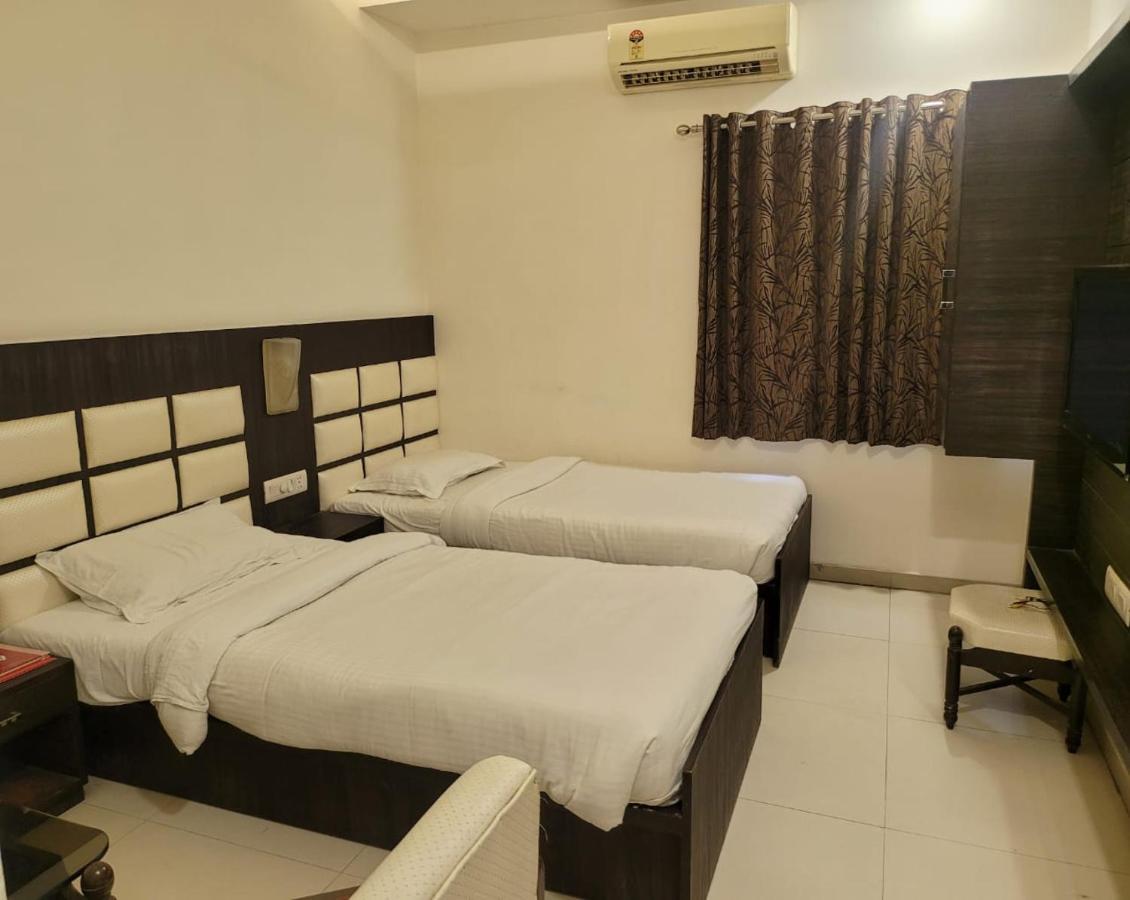 Hotel Golden Plaza Ahmedabad Esterno foto