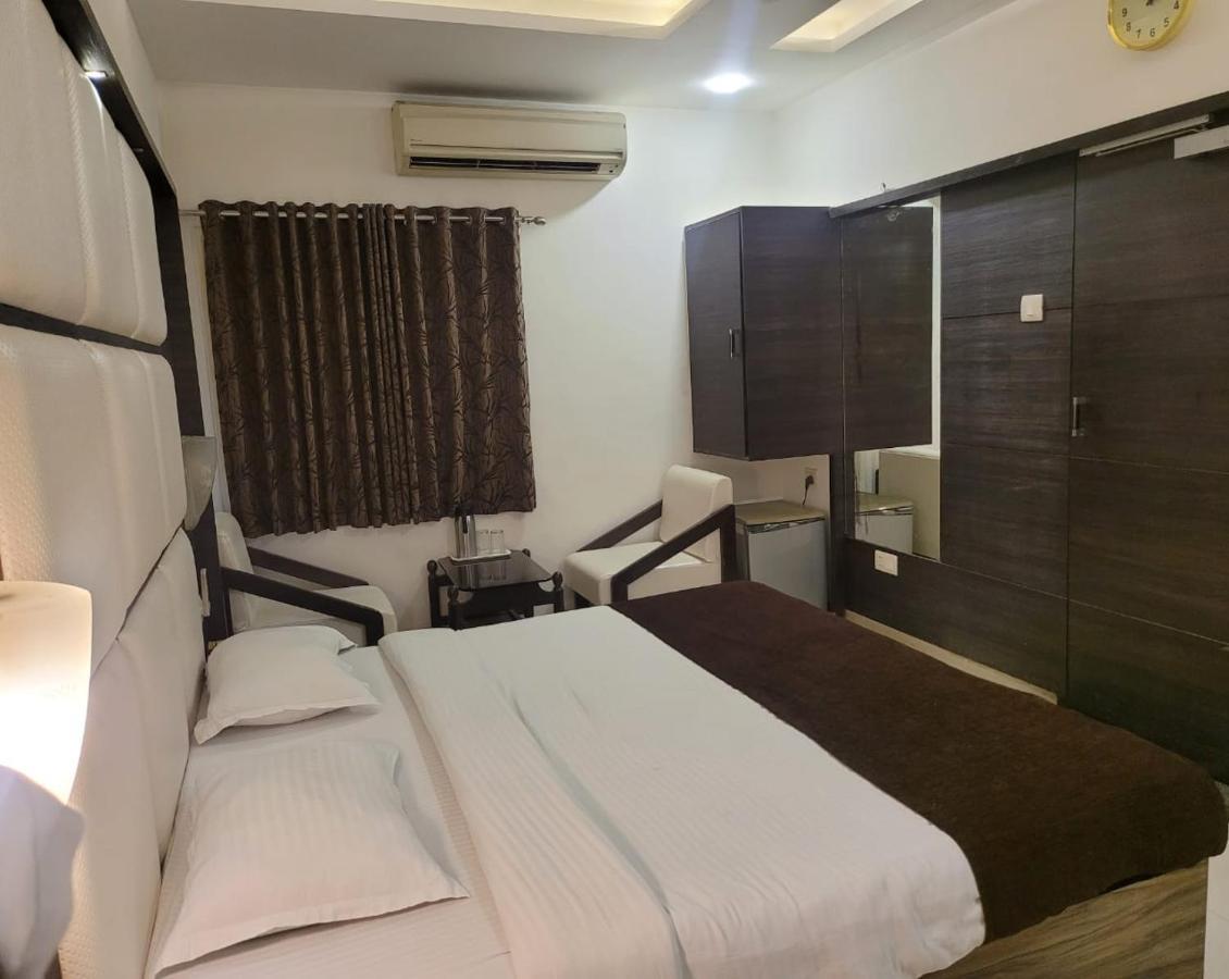 Hotel Golden Plaza Ahmedabad Esterno foto