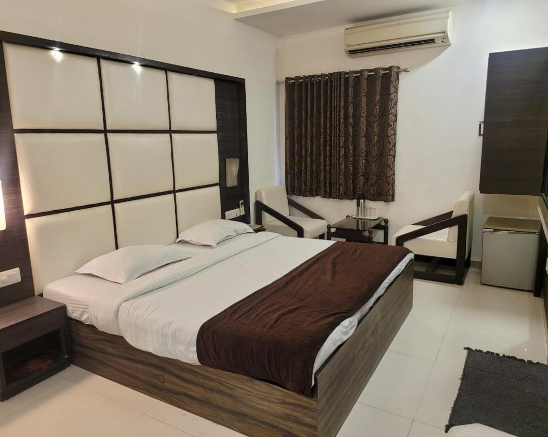 Hotel Golden Plaza Ahmedabad Esterno foto