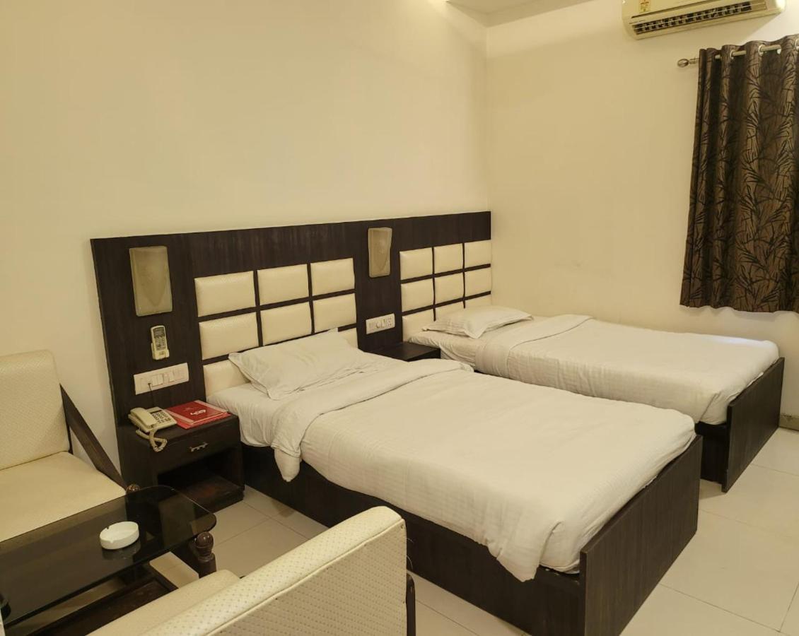 Hotel Golden Plaza Ahmedabad Esterno foto