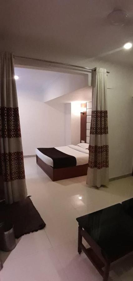 Hotel Golden Plaza Ahmedabad Esterno foto