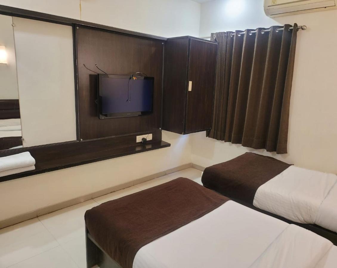 Hotel Golden Plaza Ahmedabad Esterno foto
