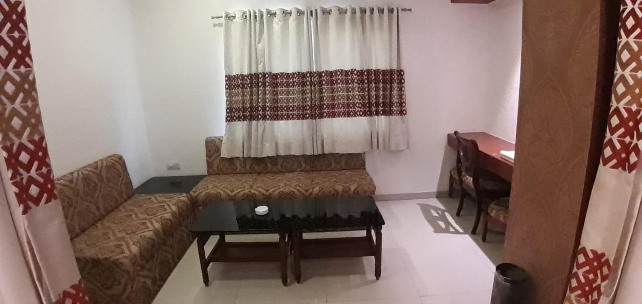 Hotel Golden Plaza Ahmedabad Esterno foto