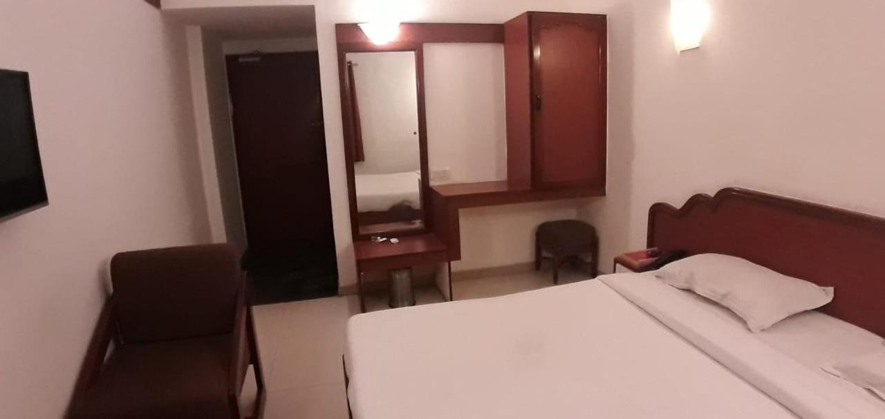 Hotel Golden Plaza Ahmedabad Esterno foto