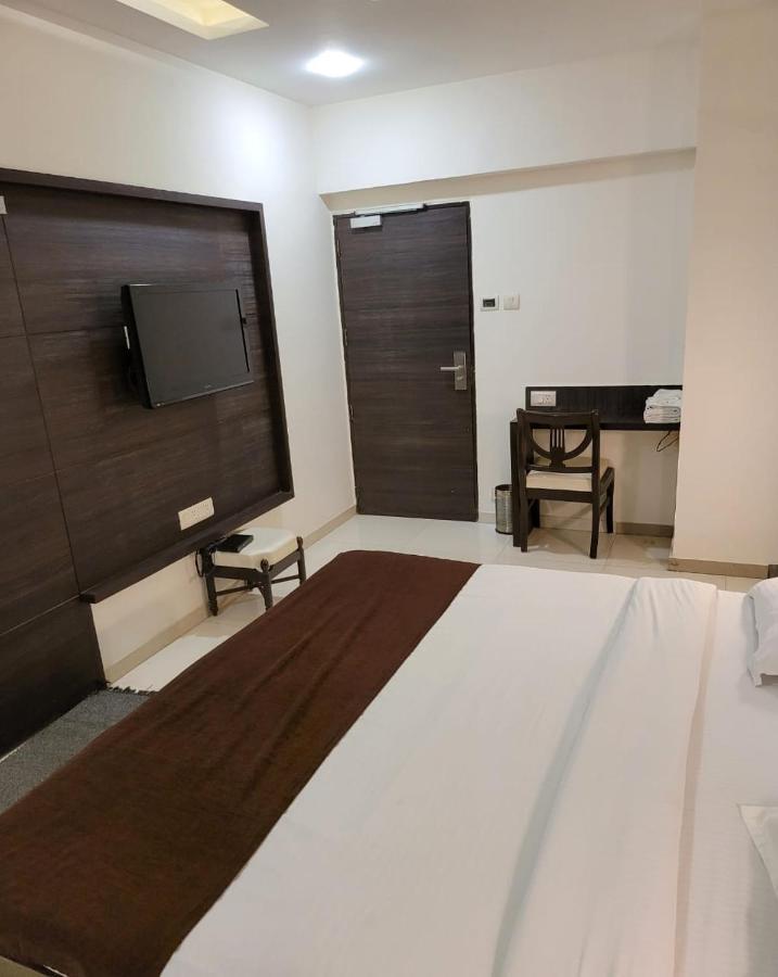 Hotel Golden Plaza Ahmedabad Esterno foto