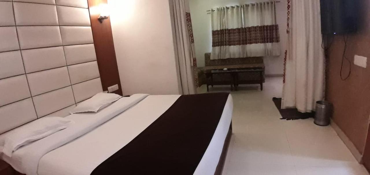 Hotel Golden Plaza Ahmedabad Esterno foto