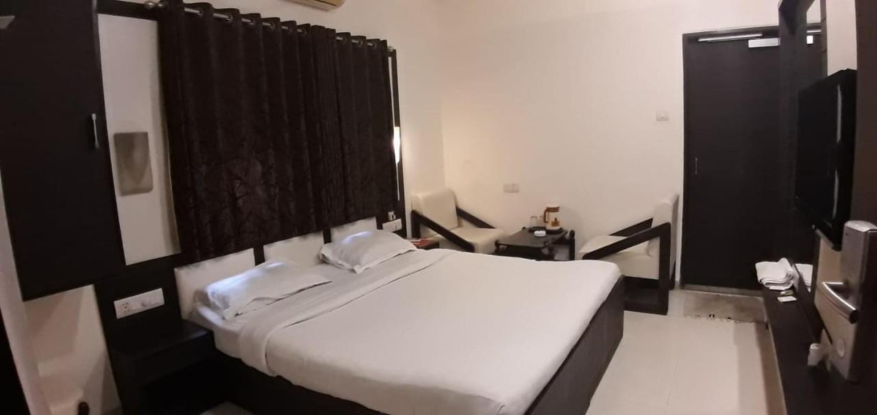 Hotel Golden Plaza Ahmedabad Esterno foto
