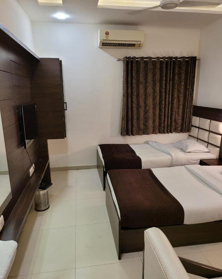Hotel Golden Plaza Ahmedabad Esterno foto