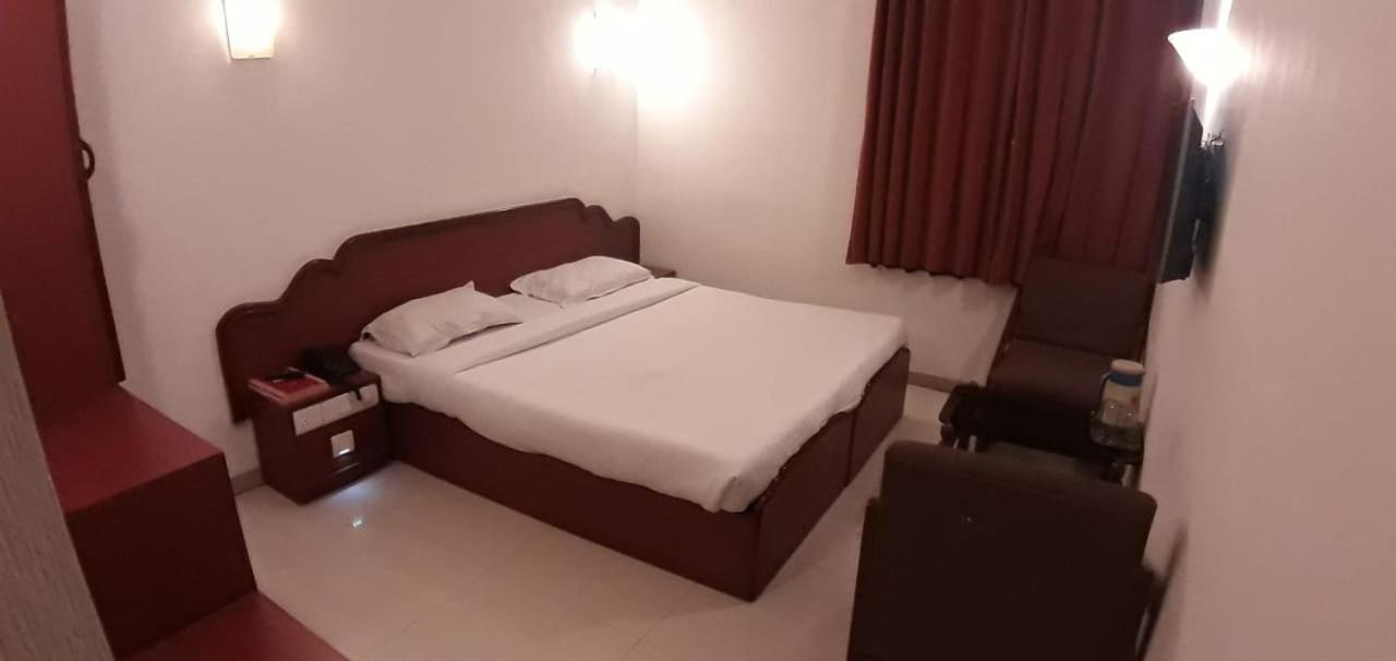 Hotel Golden Plaza Ahmedabad Esterno foto