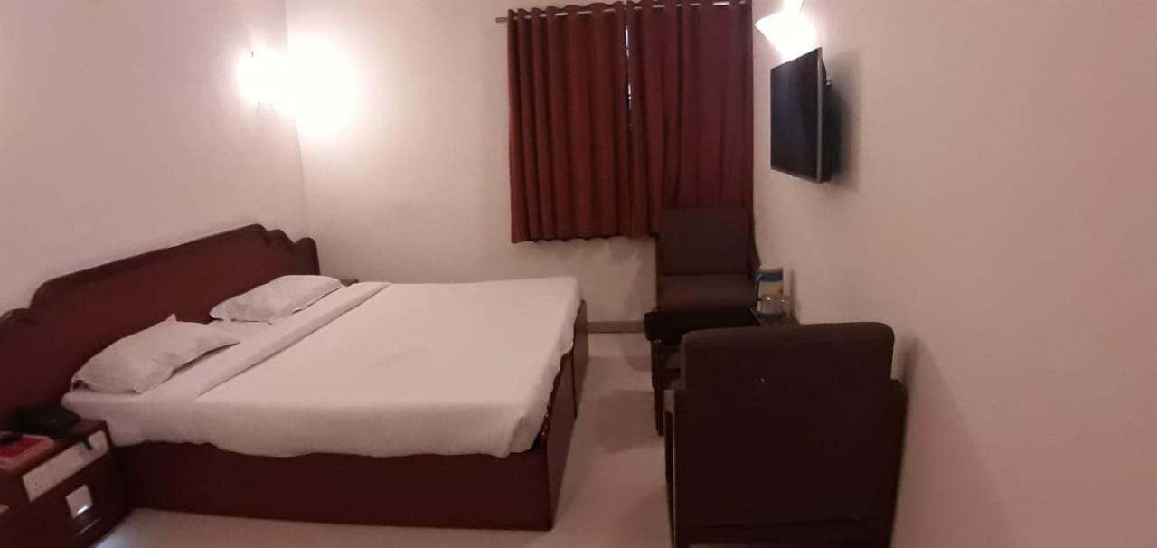 Hotel Golden Plaza Ahmedabad Esterno foto