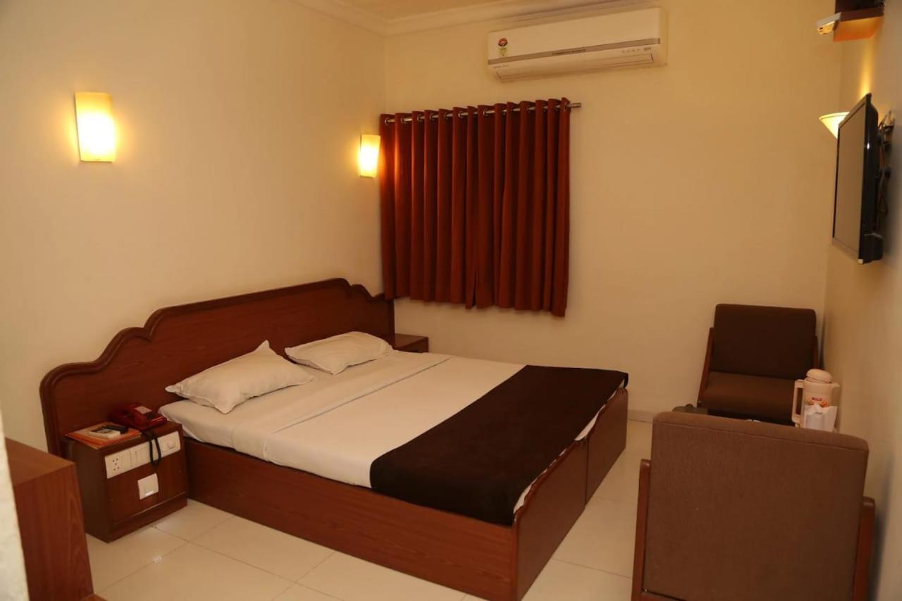 Hotel Golden Plaza Ahmedabad Esterno foto