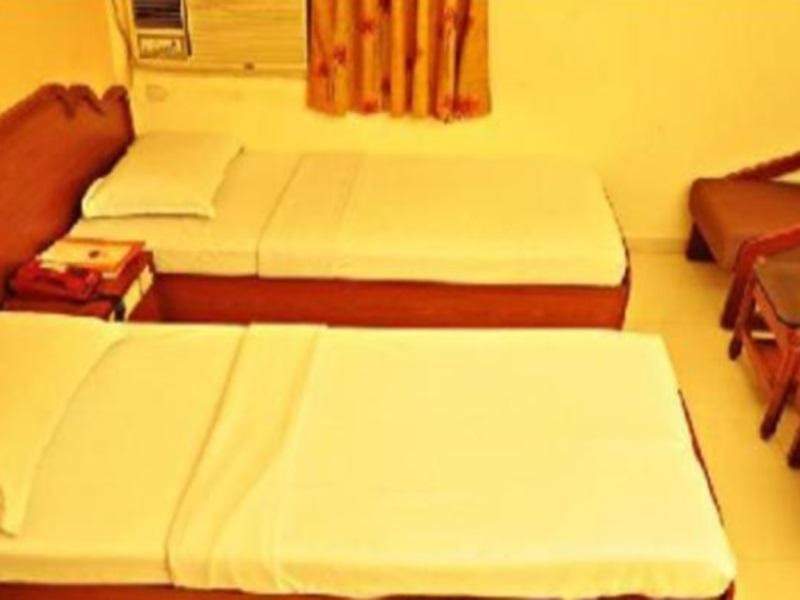 Hotel Golden Plaza Ahmedabad Esterno foto
