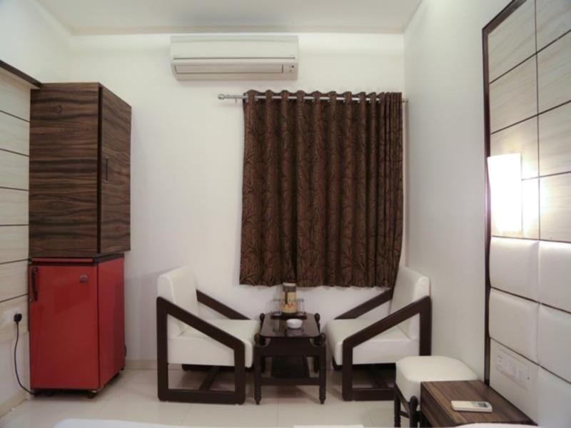 Hotel Golden Plaza Ahmedabad Esterno foto