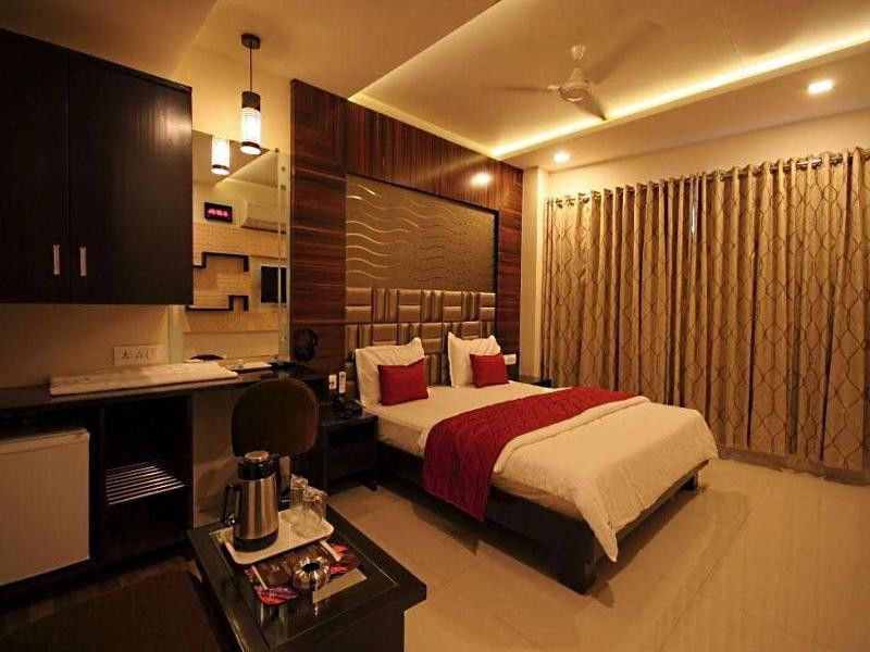 Hotel Golden Plaza Ahmedabad Esterno foto