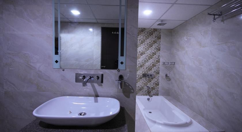 Hotel Golden Plaza Ahmedabad Esterno foto