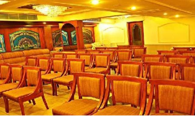 Hotel Golden Plaza Ahmedabad Esterno foto