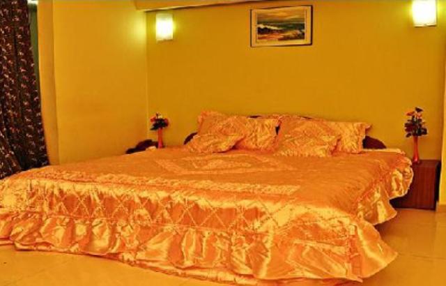 Hotel Golden Plaza Ahmedabad Esterno foto